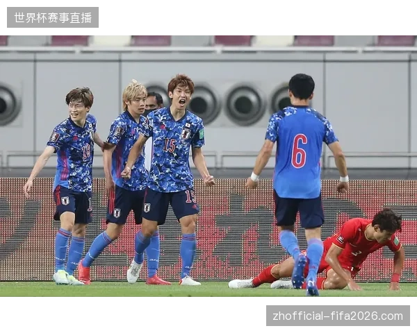 伊东纯也在右路的传中精度将有效平衡三笘薰的左路突击,日本队进攻更具层次感 伊东纯也在右路的传中精度将有效平衡三笘薰的左路突击,日本队进攻更具层次感